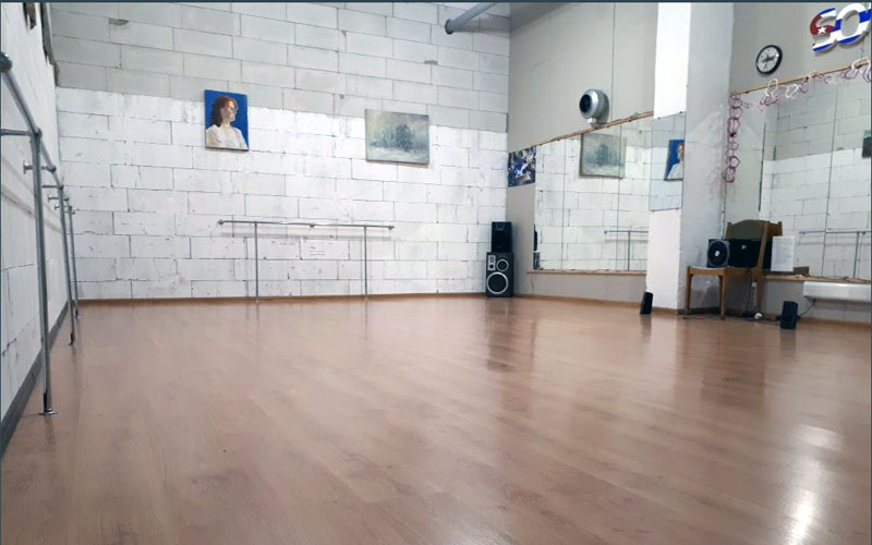 Танцевальный зал студии Балетка, зеркала